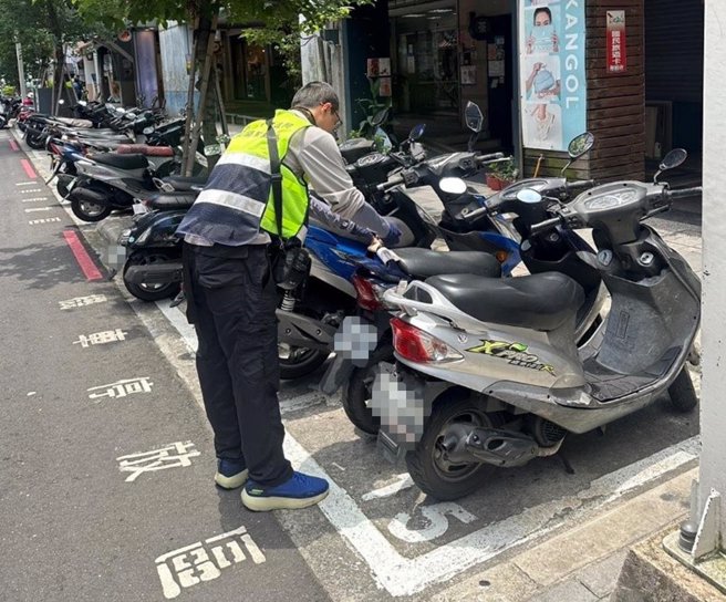新北市交通局將自8月1日起，針對機車族寄出3大停車優惠。（新北市交通局提供）