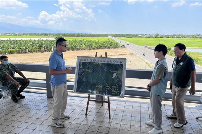 立委徐富癸今日邀國防部和縣府工務處，會勘穿越潮州傘訓空降場的屏189縣道，達成在顧及傘訓員安全的前提下，可以確保民眾用路的照明。（徐富癸辦公室提供／羅琦文屏東傳真）