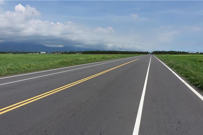 穿越潮州跳傘場的屏189線道，長達2.4公里筆直的路段，加上軍事設施無法設置路燈，夜間昏暗，常發生車禍。（羅琦文攝）