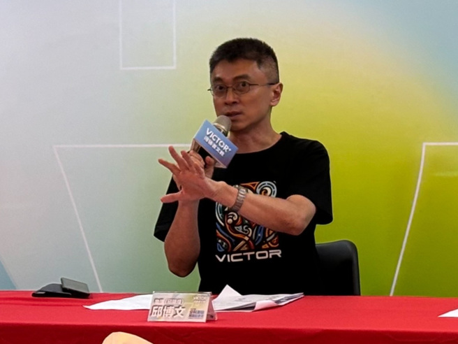 邱博文老师表示，今年的考题融入时事题，并增加了计算题的比例，题目不易理解，难度达到中偏难。(摄/张菀庭)