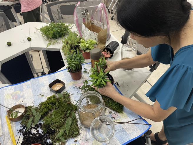 民眾实作打造自己的瓶中花园。（新北市景观处提供）