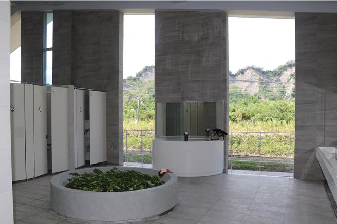 东草屯休息站厕所大面积开口，引山入景。（蔡明亘摄）