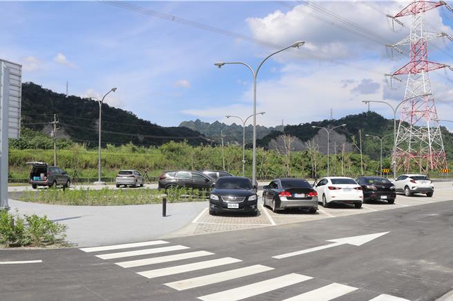 东草屯休息站设有19席大型车格、107席小型车格。（蔡明亘摄）