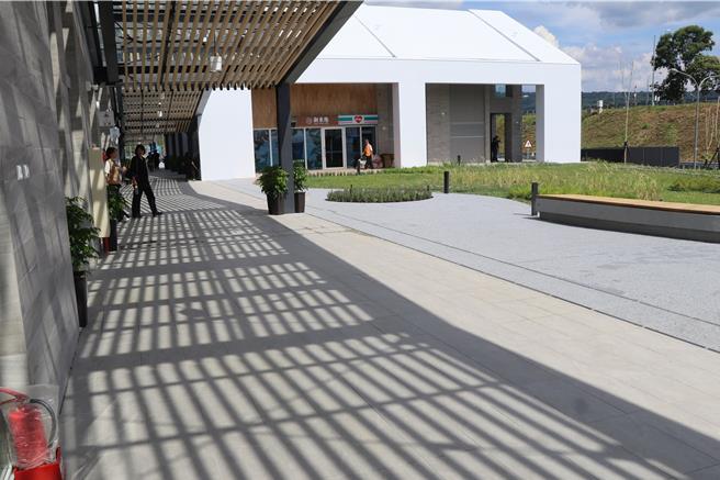 东草屯休息站建筑富有特色，倒影也显示山峰样貌。（蔡明亘摄）