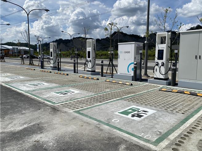 东草屯休息站设有电动车充电桩。（蔡明亘摄）