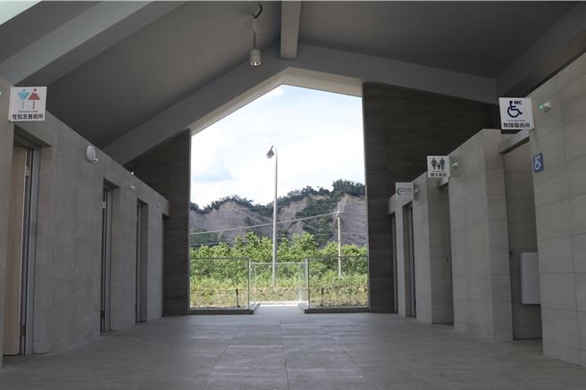 东草屯休息站厕所建物大面积开口，引山入景。（蔡明亘摄）