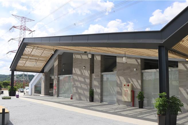 东草屯休息站建筑富有特色。（蔡明亘摄）