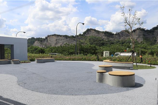 东草屯休息站外有九九峰美景。（蔡明亘摄）