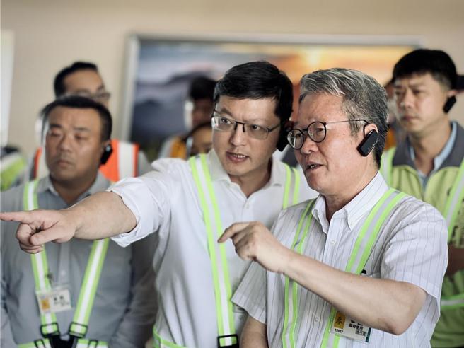 行政院政务委员兼工程会主委陈金德（前右），12日视察「高雄国际机场新航厦工程第一期建设计画」进度。图／行政院南服中心提供