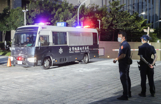 前桃园市厂郑文灿昨(11)晚搭囚车前往桃园看守所。（资料照）