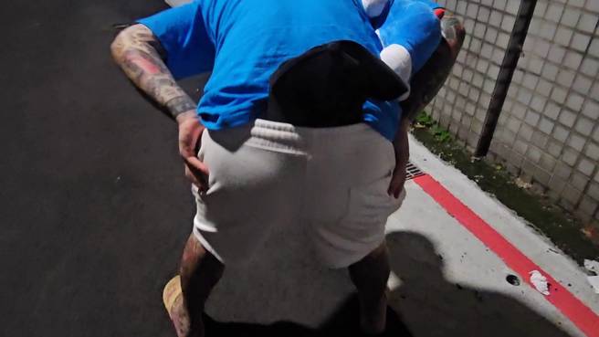 更生人钻石戴萌表示检身要弯腰把屁股扒开。（游定刚拍摄）