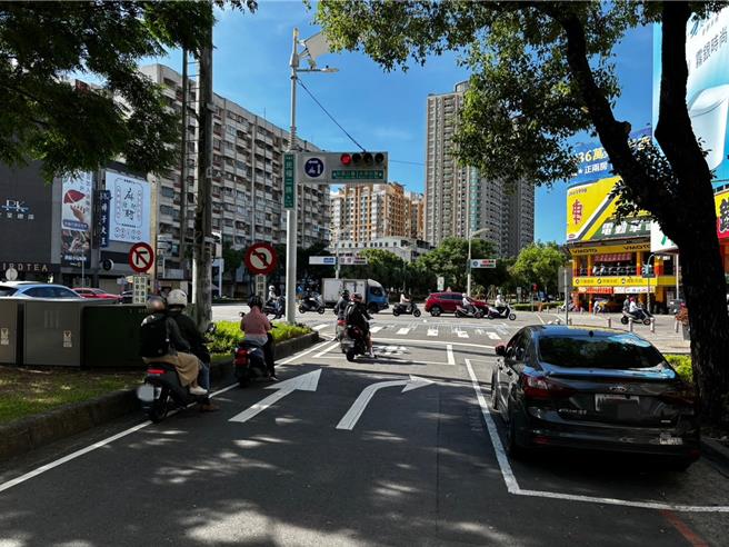 高雄市交通局7月起試辦減少部分路口停等秒數，減少騎士停等曝曬時間。（高雄市交通局提供／任義宇高雄傳真）