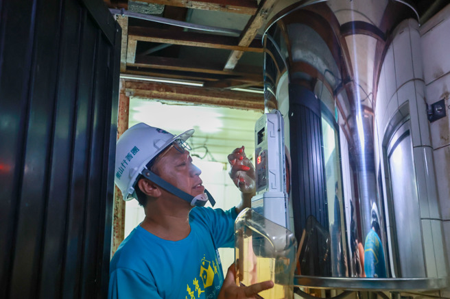 金鐘視帝游安順（見圖）12日以衡山基金會公益代言人的身份，參與了行善團的公益修繕服務，親自協助案主安裝電熱水器，並仔細檢查設定，展現了對公益事業的支持與關懷。（羅永銘攝）