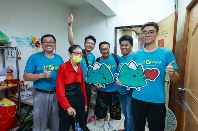 金鐘視帝游安順（中）12日以衡山基金會公益代言人的身份，參與了行善團的公益修繕服務，親自協助案主安裝電熱水器，展現了對公益事業的支持與關懷。（羅永銘攝）