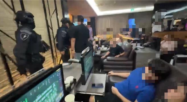 高雄鼓山区九如路某电子游艺场暗藏赌博电玩机台，赌客用现金兑换积分，短短数分钟输赢可达上万元！高市警方日前接获情资，长期搜证后，10日晚间持搜索票攻坚，一举逮获近百名赌客及业者，全案依赌博罪移送高雄地检署侦办。（鼓山分局提供／袁庭尧高雄传真）