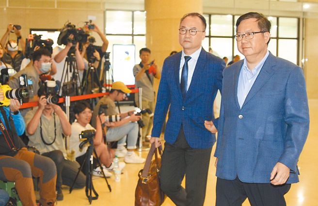 海基会前董事长郑文灿（右一）涉贪，法官11日裁定羁押禁见。（资料照，陈麒全摄）