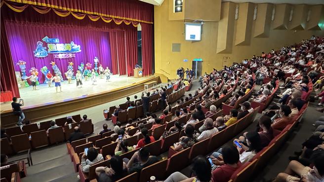 金门地区「2024年度庆祝渔民节表扬大会」今天上午九时起于社会福利馆盛大展开，满场渔民朋友一起看表演、摸彩，欢度渔民节。(于家麒摄)