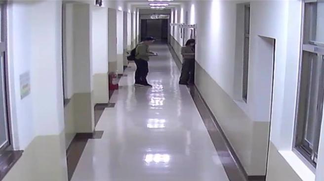 黃捷（右）被監視器拍到開鎖進入委員會。（圖 / 國民黨團提供）