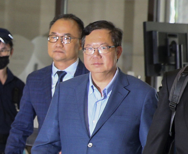 桃园地院11日下午2时三度开羁押庭，郑文灿（中）于13时40分许抵达桃院，面对大批媒体守候询问，他不发一语表情严肃地走入院庭。（资料照，陈麒全摄）