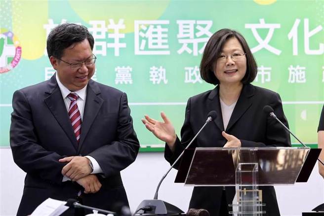 前總統蔡英文（右）曾狂虧前桃園市長鄭文燦（左）的身材，直說這是「勤奮的代價」。（圖／本報系資料照）
