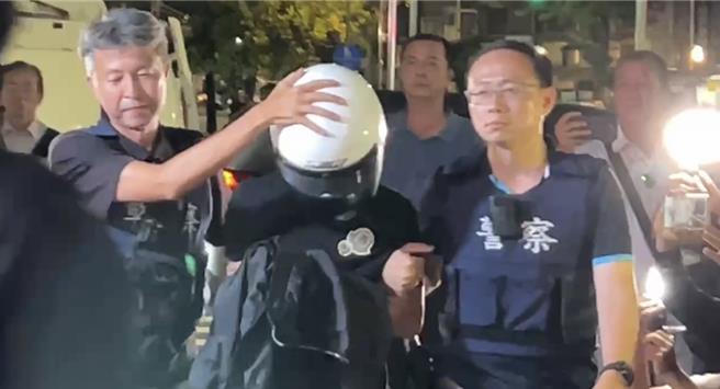 27歲「口罩男」晚間被帶回台南市警六分局。（曹婷婷攝）