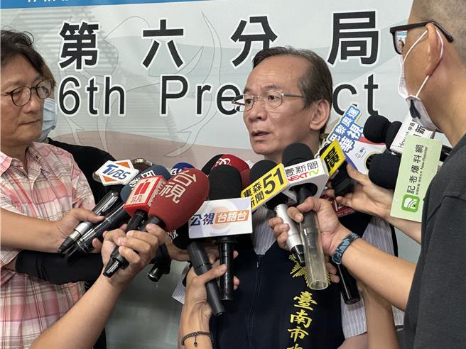 台南市刑大隊長張文源晚間說明案情最新進度。（曹婷婷攝）