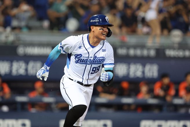 富邦悍將張育成中職初登場4打數1安打。（富邦悍將提供）