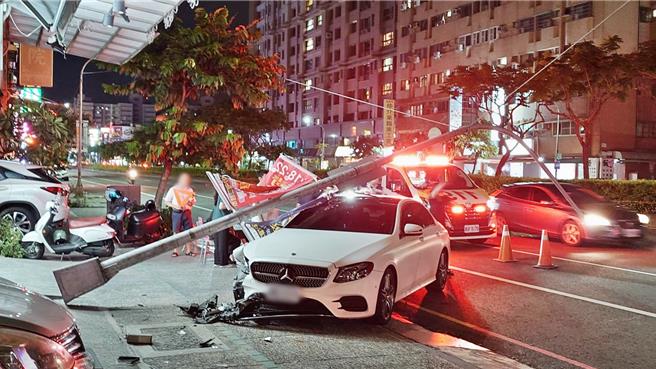 12日晚間7時許33歲許姓男子駕駛要價450萬的賓士E43行經建國路三段，因不明原因駛離車道，撞上人行道上的路燈。（高市鳳山分局提供／楊舒婷高雄傳真）