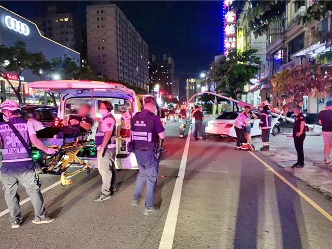 12日晚間7時許33歲許姓男子駕駛要價450萬的賓士E43行經建國路三段，因不明原因駛離車道，撞上人行道上的路燈。（高市鳳山分局提供／楊舒婷高雄傳真）