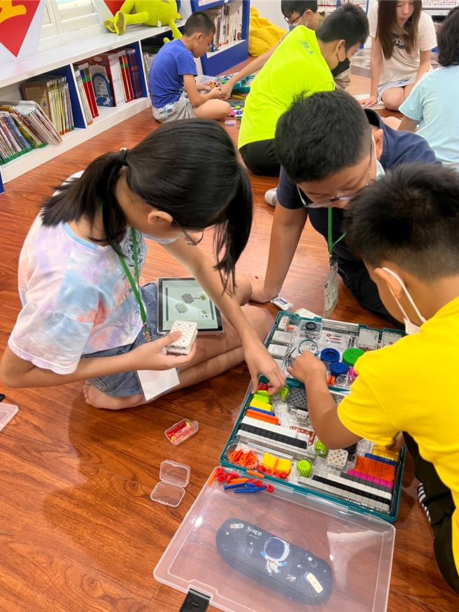 彰化县埔心乡明圣国小举办「Root机器人嗨一夏～中女好卉讲 v.s.机器人双语暑期夏令营」，小朋友做中学，展现无限创造力。（明圣国小提供／叶静美彰化传真）