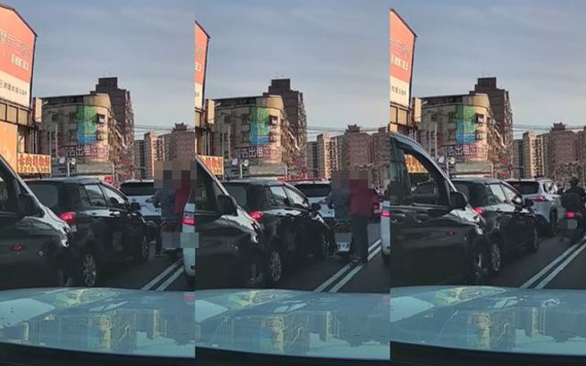 有駕駛丟下車跑去和騎士理論，但因為拉手煞車，愛車往前頂了3次，但前車駕駛也沒有為此下車報警。（圖／翻攝自WoWtchout - 地圖型行車影像分享平台）