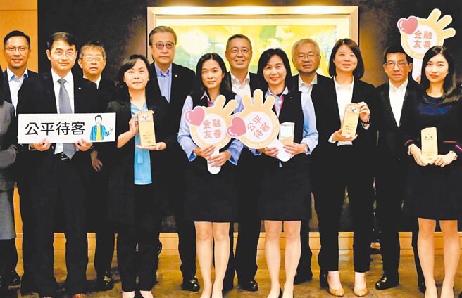 永丰银行实践公平待客原则、提升金融友善服务荣获肯定，于金管会7月公布「113年公平待客原则评核」中排名前25％。图／永丰银行提供