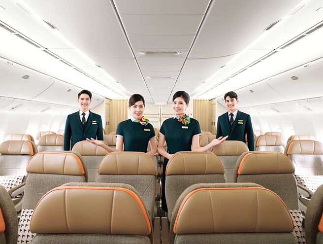 長榮航空在服務方面不斷力求精進，機上用品及餐飲也持續與知名品牌合作，提供旅客更舒適、嶄新的飛行體驗。圖／長榮航空提供