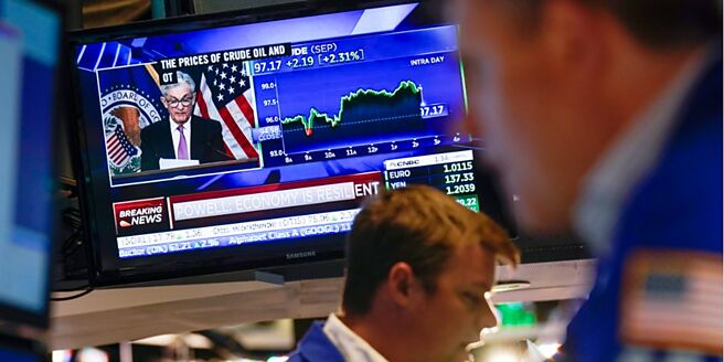 美國聯準會主席鮑爾於聽證會稱「無須等通膨降至2％才開始降息」，傳達謹慎樂觀的情緒，鼓舞非投資級債後市表現。圖／美聯社