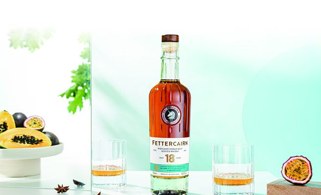 「费特肯18年单一麦芽苏格兰威士忌」，浪漫琥珀蜜金色酒液，带来裹糖杏仁果、水果软糖的温馥辛香香气，丝丝入扣的香草、可可尾韵。酒精浓度：46.8％。建议售价：6,000元。图／业者提供