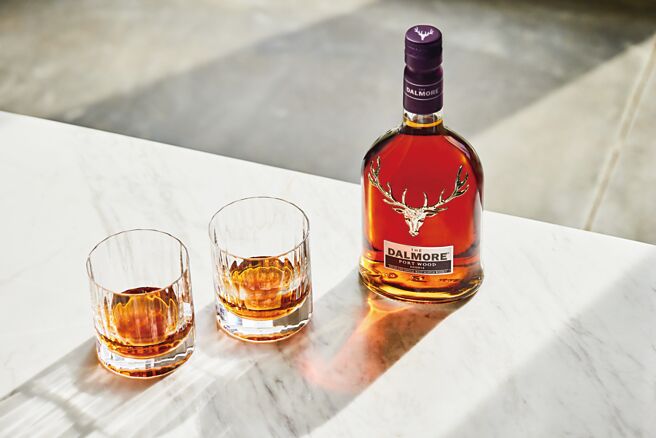 「大摩极尊波特桶单一麦芽威士忌」香甜的红色莓果结合苦橙与果乾香气，伴随焦糖布丁的甜蜜气息，入口呈现桃子与焦糖奶油华丽风味。酒精浓度：建议售价：2,500元。图／业者提供46.5％。