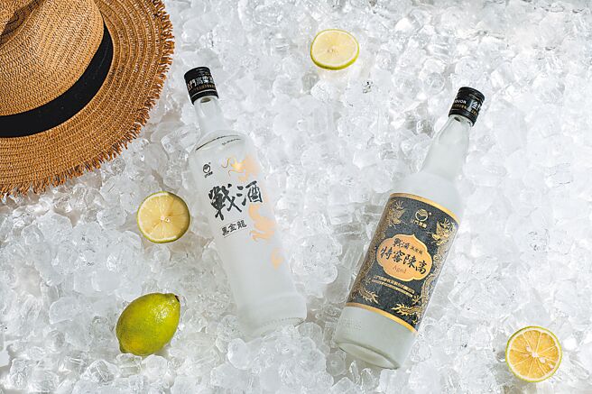 「战酒黑金龙特窖陈高」加冰块或冻饮各有风味，就连平常不敢喝高粱的都会女性也会一杯接一杯。图／业者提供