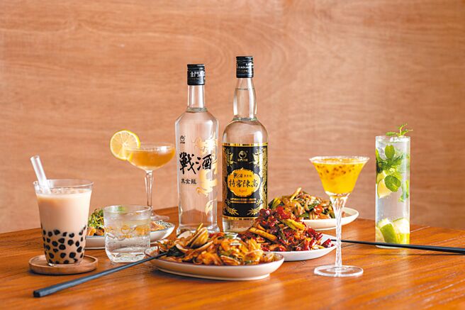 「战酒黑金龙」混调「珍珠奶茶」，快速完成夏日特调，也可混搭「MORE气泡水-原味」，再来点薄荷，就是台式MOJITO。图／业者提供