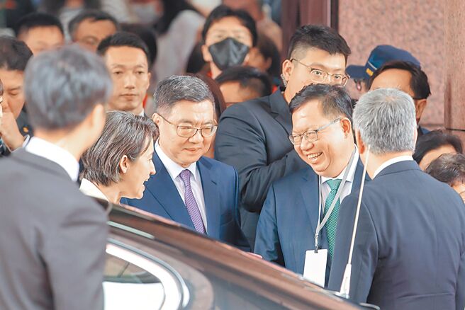 前桃园市长郑文灿涉贪遭裁定收押禁见，政治前途恐将画下句点。图为520交接时，新任行政院长卓荣泰（前右三）欢送时任副阁揆郑文灿的画面。（本报资料照片）