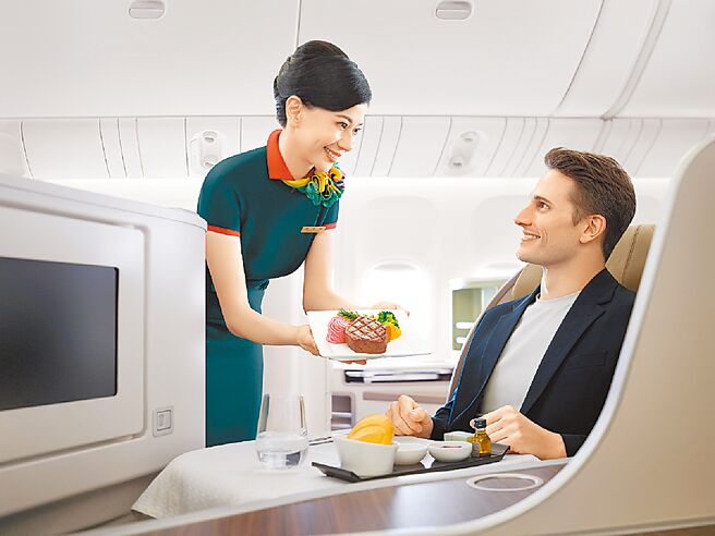 長榮航空被美國著名旅遊雜誌《Travel ＋ Leisure》評選為「2024全球最佳國際線航空公司」第10名。（長榮航空提供／陳祐誠台北報導）