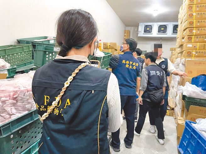 有民眾检举高雄市仁武区柏升冷冻食品公司贩售逾期肉品，9日检方指挥警调搜索，当场查获11.4公吨逾期肉品。（高市卫生局提供／杨舒婷高雄传真）