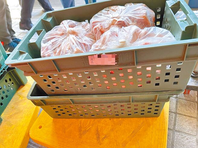 有民眾检举高雄市仁武区柏升冷冻食品公司贩售逾期肉品，9日检方指挥警调搜索，当场查获11.4公吨逾期肉品。（高市卫生局提供／杨舒婷高雄传真）