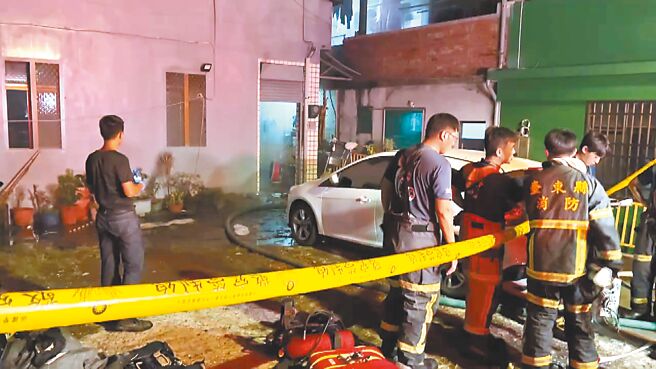 台東縣東河鄉一處民宅10日深夜發生縱火命案，77歲潘姓男子懷疑同居的63歲張姓女友另結新歡，持刀捅殺後放火，全案依殺人及公共危險罪移送台東地檢署。（民眾提供／蕭嘉蕙台東傳真）