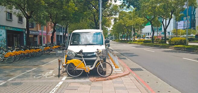 微笑單車公司維修車輛違規停放於人行道上，並疑似用YouBike遮住車牌以規避檢舉。（台北市議員鍾佩玲辦公室提供／劉彥宜台北傳真）