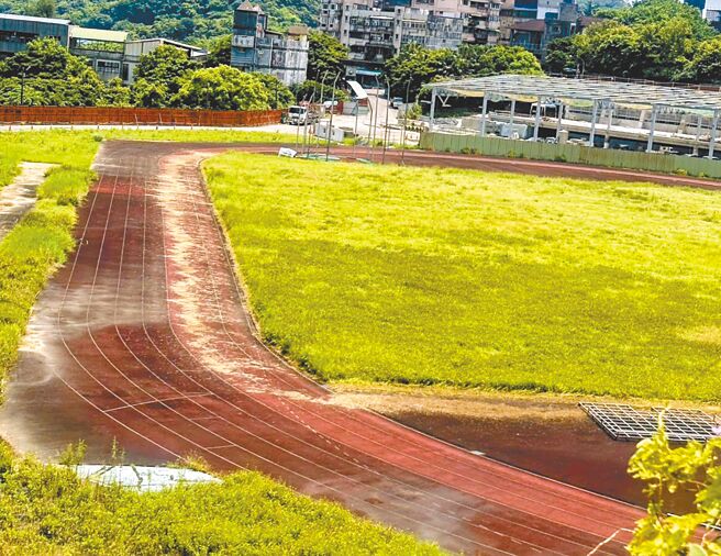 基隆市政府争取教育部体育署补助，改善全市的体育场馆，图为正在施工中的基隆市立田径场。（张志康摄）