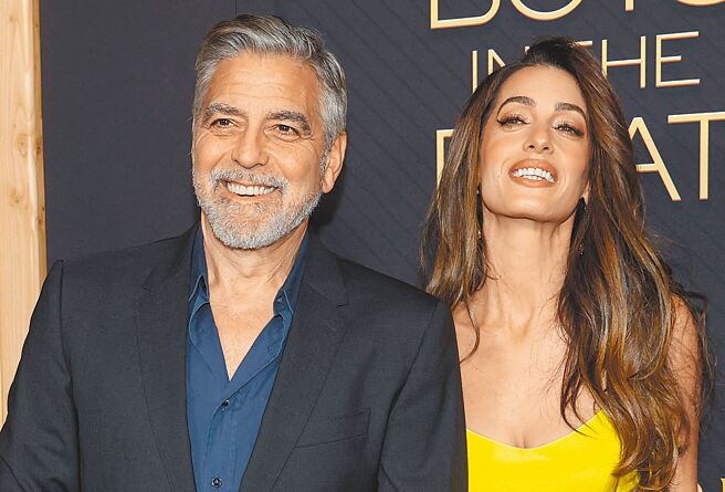 好莱坞巨星乔治克隆尼投书《纽约时报》，呼吁美国总统拜登退选。图为乔治克隆尼（左）和妻子阿玛尔克隆尼2023年12月在美国加州出席电影活动。（路透）