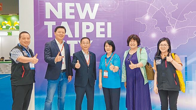 新北市副市長朱惕之（左二）與經發局長何怡明（右二）率隊，攜手20家新北企業前往印度參加「2024年印度台灣形象展」，期間創造逾3億元的海外商機。（新北市經發局提供／陳慰慈新北傳真）