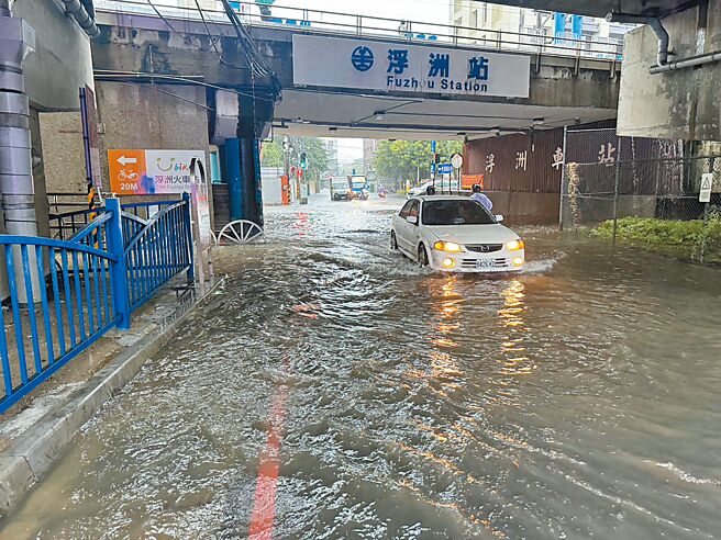 新北市板桥浮洲地区9日下午雨弹狂轰，已超过排水设施保护标准，导致侨中二街、大观路地下道等路段积水逾30公分。（新北市警察局提供／高钧麟新北传真）