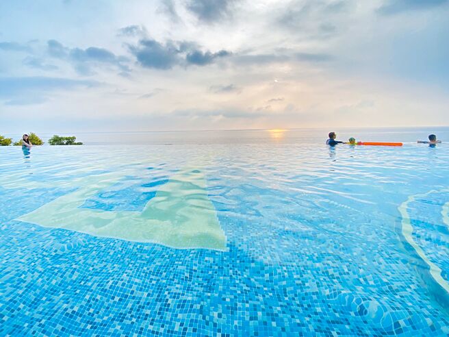 彰化县卫生局提醒，民眾可注意游泳（浴）池场所水质抽验结果，据以选择卫生标准符合规定之场所。（孙英哲摄）