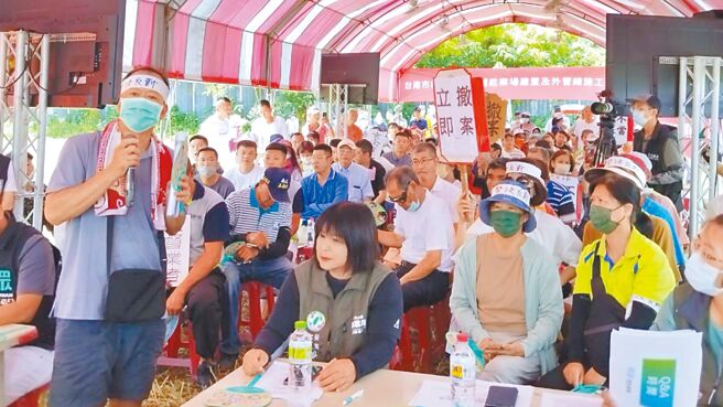 匯鉅能源公司11日在台南市柳營區儲能場的預定地開說明會，近200位民眾到場關切，反對儲能場距社區太近，要求業者另覓新址。（張毓翎攝）